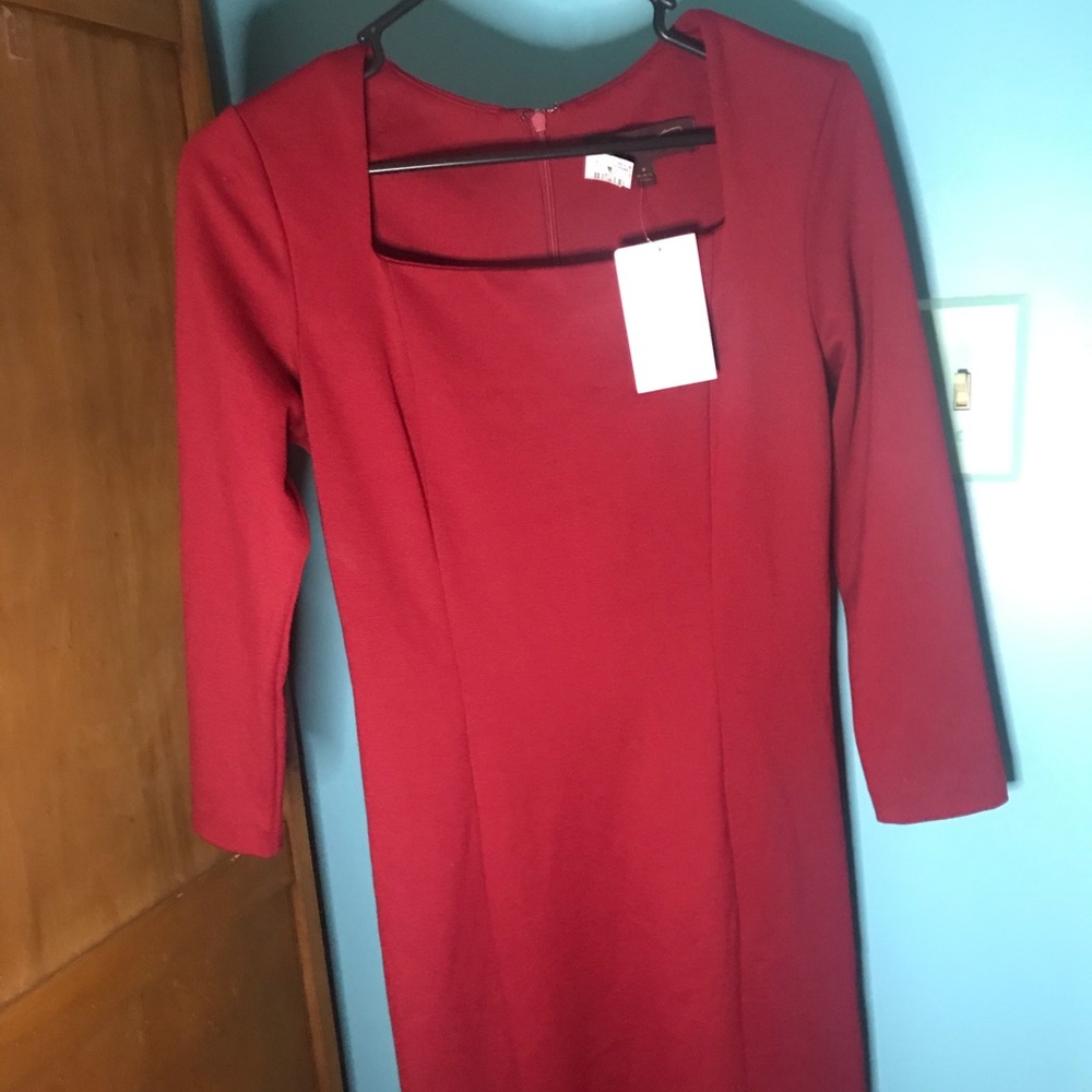 ⭐️NWT❤️  Red body-con dress with little slit at back